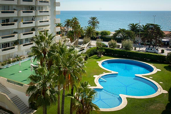apartamentos mediterraneo sitges jardines piscina
